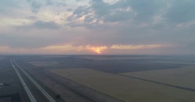 Güzel günbatımı hala tarlaları ve otobanı görüyor - 20 saniye