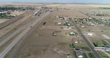 Kırsal bölgedeki küçük bir kasabanın hava görüntüsü - 11 saniye
