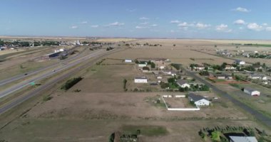 Ülkedeki bir çevre ve otoyolun hava görüntüsü - 13 saniye