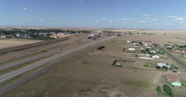 Kırsal kesimde arabalı ve yollu otobanın hava görüntüsü. - 12 saniye.