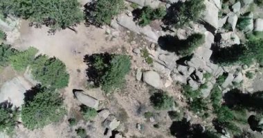 Dağlardaki kayalık oluşumun havadan görüntüsü - 7 saniye