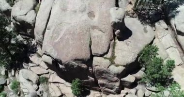 Dağlardaki bir kaya oluşumunun hava görüntüsü - 7 saniye