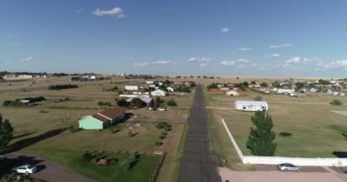 Ülkedeki bir köy yolunun havadan görünüşü - 9 saniye