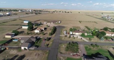 Ülkedeki küçük bir kasabanın havadan yükselen görüntüsü - 6 saniye