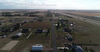 Ülkedeki küçük bir kasabanın havadan görüntüsü - 11 saniye