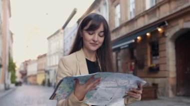 Yabancı şehir, turist planlaması, harita kullanmak. Tatil sırasında yabancı bir şehirde, hevesli bir kadın modayla gezinir bir harita üzerinde yön arar.