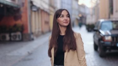 Akıllı telefonlar, iş adamları, cep telefonları. Tatil gezisinde, güzel bir turist kadın sokakta telefon beklerken akıllı telefonunu kullanır..