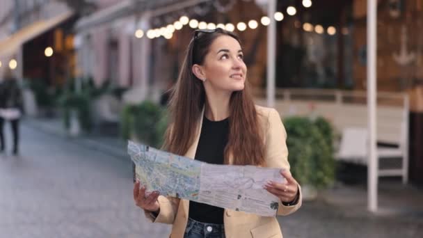 Buscando Dirección Maleta Usando Ruta Viaje Una Mujer Viajera Atractiva — Vídeos de Stock