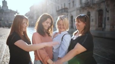 Meslektaşlar, takım çalışması, birlik, birlik içinde el ele tutuşmak, ağır çekimde takım çalışması, sosyal destek ve bağış konsepti, iş ekibi.