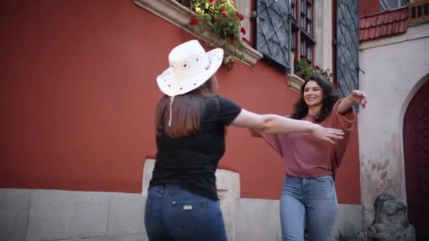 Mujer Joven Abraza Novia Afuera Chicas Adolescentes Lindas Abrazo Amistoso — Vídeo de stock