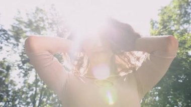 Titreyen saçlarla eğleniyor, güzel esmer kadın seksi bir şekilde başını çeviriyor, seksi esmer kadın, harika beyaz, çekici, neşeli kadın model başını sallıyor.