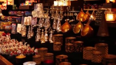 Noel süslemesi, yeni yıl, Noel pazarı. Noel panayırı, insanlar birlikte hediye alışverişi yapıyor, Mutlu Noeller, mutlu yıllar, Noel pazarı dekorasyonu, Almanya 'da pazar yeri, Avrupa.
