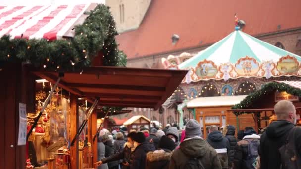 Berlin Tyskland Dec 2021 Julmarknad Shopping Tillsammans Marknadsplats Julmarknad Shoppa — Stockvideo