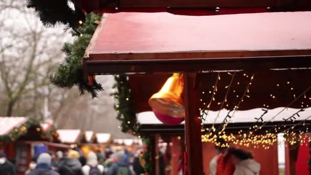 크리스마스 크리스마스 박람회 크리스마스 박람회 쇼핑하는 사람들 크리스마스 시장의 유럽의 — 비디오