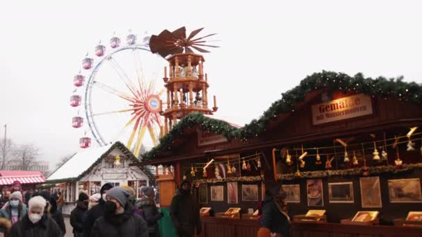 2021年 Dec 圣诞博览会 游客享受 圣诞集市 人们买礼物 购物者聚集在一起 圣诞快乐 新年快乐 德国的圣诞市场 — 图库视频影像