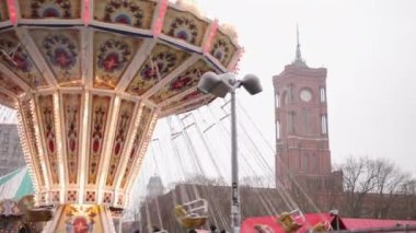 Zincir atlıkarınca, lunapark, insanlar ata biner. Neşeli gülümseyen mutlu insanlar güzel bir günde lunaparktaki sallanan atlıkarıncada eğlenirler. İnsanlar parktaki zincirlenmiş atlıkarıncaya biniyor..