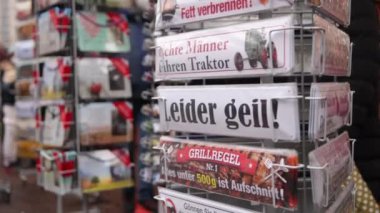 BERLİN, ALMANY - 26 Aralık 2021: komik yazılar, kartpostallar, dekoratif baskılar. Kartpostallar, posterler, afişler ve Noel pazarında satılık afişler için komik bir yazı.