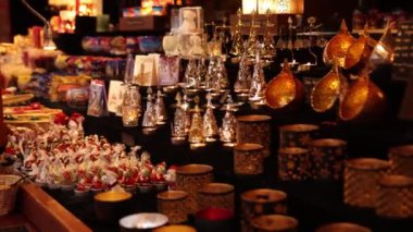 Noel süsleri, birlikte alışveriş, market dekorasyonları. Noel panayırı, insanlar hediye alır, müşteriler toplanır, Mutlu Noeller ve mutlu yıllar, Almanya, Avrupa 'da Noel pazarı
