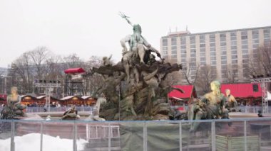 Neptunbrunnen detayı, Neptün Çeşmesi, Berlin anıtı, Berlin, Almanya 'da Neptün Çeşmesi' nin bronz heykeli veya Alexanderplatz 'da Neptunbrunnen heykeli.