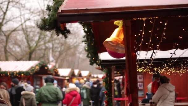 クリスマスマーケット 観光客 新年を楽しむ クリスマスフェアでの贈り物の買い物 誰もがメリークリスマスとハッピーニューイヤー クリスマスマーケットの装飾 — ストック動画