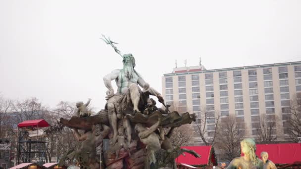 Neptune Fountain Detalhe Neptunbrunnen Monumento Berlim Estátua Alemã Bronze Fonte — Vídeo de Stock