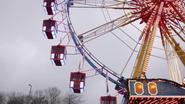 Roda Pengamatan Rol Tinggi Konstruksi Logam Roda Ferris Dengan Taksi — Stok Video