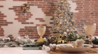 Noel tatili, Noel sofrası kurma, şenlikli yemek. Oturma odasında Noel süslemeleri olan güzel bir masa, Yeni Yıl güvertesi masasında bulanık bokeh, kırsal eski Xmas arka planı