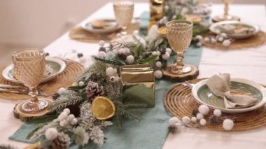 Noel sofrası kurma, Noel hazırlığı, yeni yıl sofrası, oturma odasında Noel süslemeleri, yeni yıl güvertesi masası bulanık Bokeh, Rustik eski Xmas arka planı