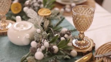 Masa servis ediliyor, Noel tatilleri, güzel bir masa, oturma odasında güzel bir masa var, oturma odasında Noel süslemeleri var, Yeni Yıl güvertesi masalarının bulanık arka planı.