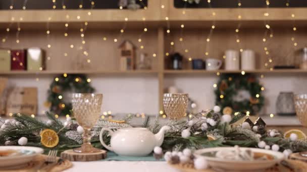 Νέο Έτος Χριστούγεννα Ρύθμιση Διακοπών Όμορφη Ρύθμιση Τραπεζιού Στο Σαλόνι — Αρχείο Βίντεο