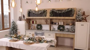 Noel için dekore edilmiş, noel için dekore edilmiş, mutfak süslenmiş. Oturma odası Noel 'in ve yeni yılın havasını yansıtmak için dekore edilmiştir. Sihirli, parıldayan bir ağaç ve hediyelerle. Noel ve Yeni Yıl