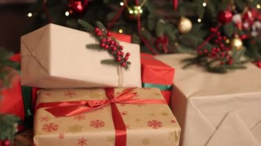Noel hediye kutuları, yeni yıl hediyesi, Noel kutlaması. Noel kutlaması için, Noel ağacının yakınındaki odada kurdele ve süslemelerle bağlı hediye kutuları, hediye kutuları.