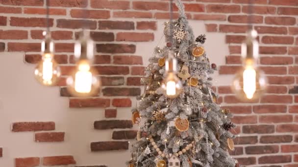 Tegelvägg Dekorerad Jul Julgran Begreppet Prydd Julgran Dekorationer Med Ljus — Stockvideo