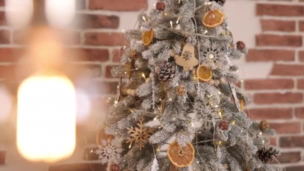 Διακοσμημένο Δέντρο Χριστουγεννιάτικο Δέντρο Διακοσμημένο Τοίχος Από Τούβλα Διακοσμημένο Χριστουγεννιάτικο — Αρχείο Βίντεο