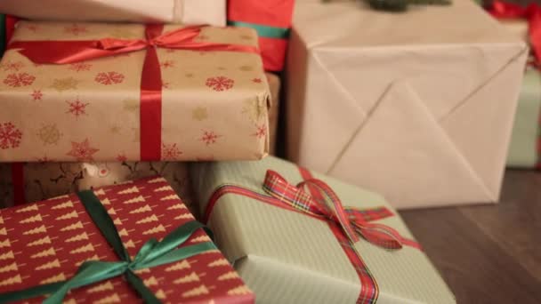 Muitos Presentes Presentes Natal Ano Novo Muitas Caixas Presente Amarradas — Vídeo de Stock