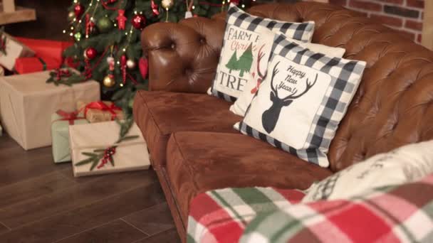 Nyår Julgran Dekorerad Prydnader Och Krans Inredning Jul Dekoration Inklusive — Stockvideo