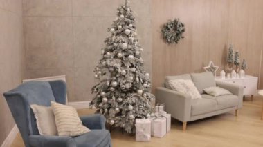 Yeni yıl, süslenmiş Noel, ışıl ışıl ve peri. Işıklı dekorasyon, Noel süslemesi, sihirli parlayan ağaç, hediyeler, çelenkler, yeni yıl konsepti, ışıklı ağaç, ışıklandırılmış süsleme
