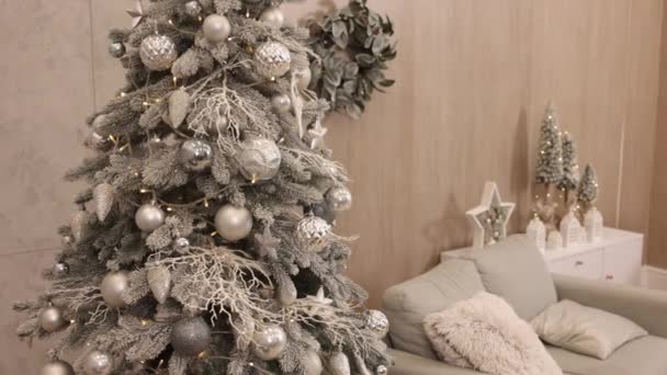 Внутреннее Рождество Волшебная Светящаяся Елка Рождественские Украшения Концепция Украшенной Елки — стоковое видео