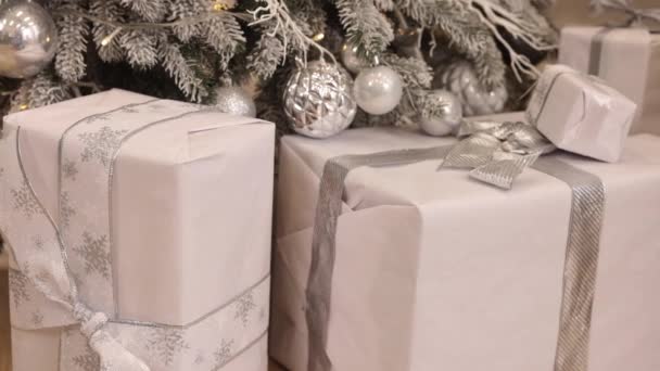 Святкування Різдва Підготовка Свят Ялинка Багато Подарункових Коробок Пов Язаних — стокове відео