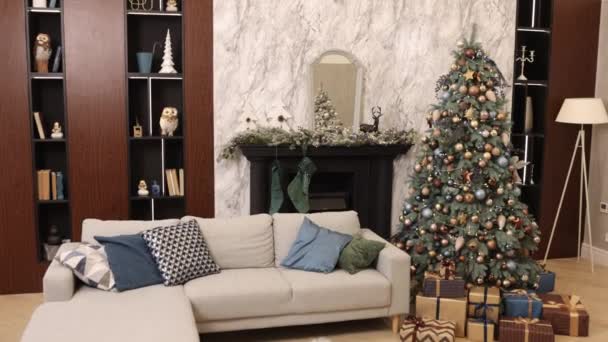 Noel Için Süslenmiş Aile Zamanı Hediyeler Dekorasyon Oturma Odasındaki Noel — Stok video