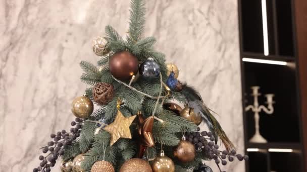 Árvore Natal Decorada Ornamentos Guirlanda Interior Natal Árvore Natal Decorativa — Vídeo de Stock