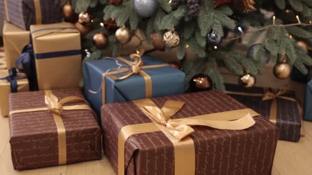 Ajándékdoboz Karácsonyi Ajándékok Felkészülés Ünnepekre Sok Csomagolt Ajándékdobozok Kötött Szalagok — Stock videók