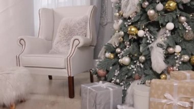 Yeni yıl, Noel ağacı süsleri ve çelenkler. Süslü bir Noel ağacı, ışıklarla süslemeler, sihirli bir parıltı ağacı, hediyeler, balolar, çelenkler, yeni yıl arifesi..