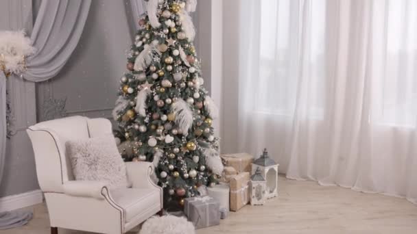 节日快乐 圣诞客厅 室内圣诞 圣诞室内装饰 迷人的圣诞树 圣诞节和新年的礼物 装饰客厅内部的节日 — 图库视频影像
