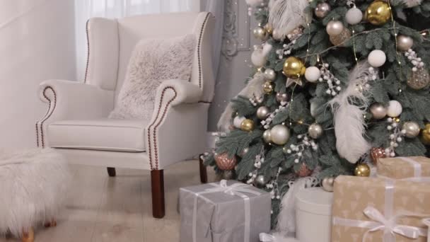 Neujahr Geschmückter Weihnachtsbaum Schmuck Und Girlanden Interieur Weihnachtsthema Mit Einem — Stockvideo