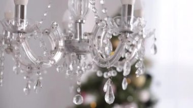 Noel ağacı süslemeleri, süsler ve çelenkler, yeni yıl. Süslü Noel ağacı, ışıklarla süslemeler, iç Noel, parıldayan sihirli bir ağaç, hediyeler, balolar, çelenkler ve yeni yıl teması.