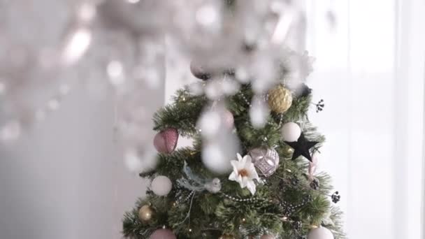 装饰品和花环 圣诞树装饰 装饰过的圣诞树 室内圣诞 迷人的圣诞树 花环和新年主题 — 图库视频影像