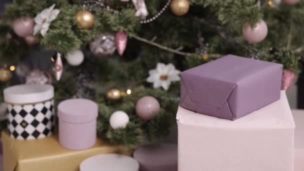 圣诞礼物 圣诞节庆祝活动 许多礼品盒在圣诞树旁的地板上系着彩带和装饰品 以庆祝圣诞节 还有许多礼品盒 — 图库视频影像