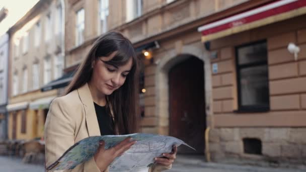 Turistický Průzkum Průzkum Města Pomocí Mapy Žena Trendy Hledat Cestu — Stock video