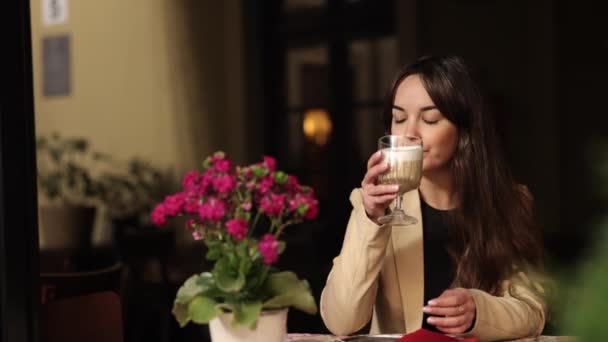 Latte Trinken Genießen Verträumt Feminin Junge Frau Genießt Eine Tasse — Stockvideo